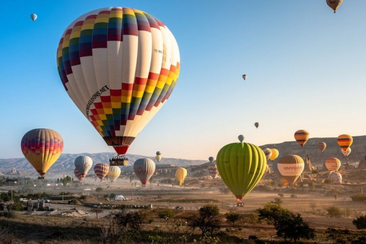 Pemandangan Luar Biasa! Terbang Naik Balon Udara Di Wisata Lokal